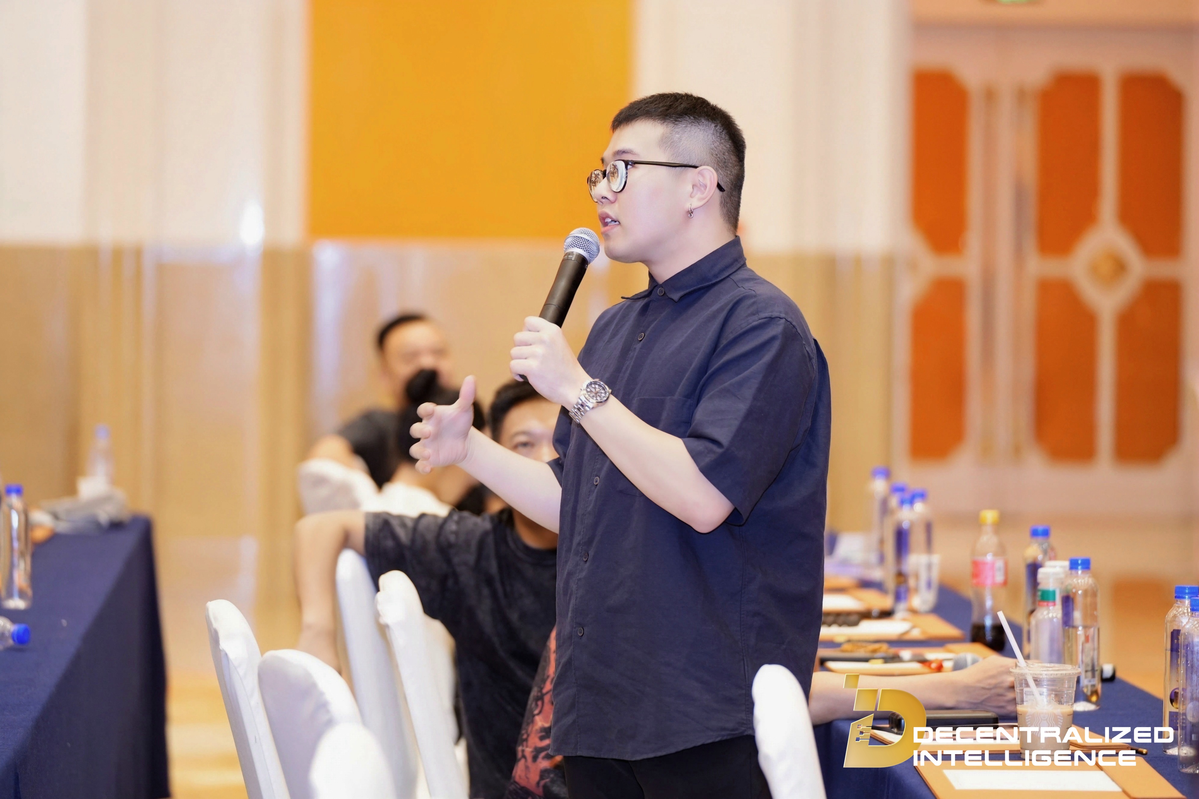 A community member speaking at the DI Co-Builder Meetup in Hangzhou.