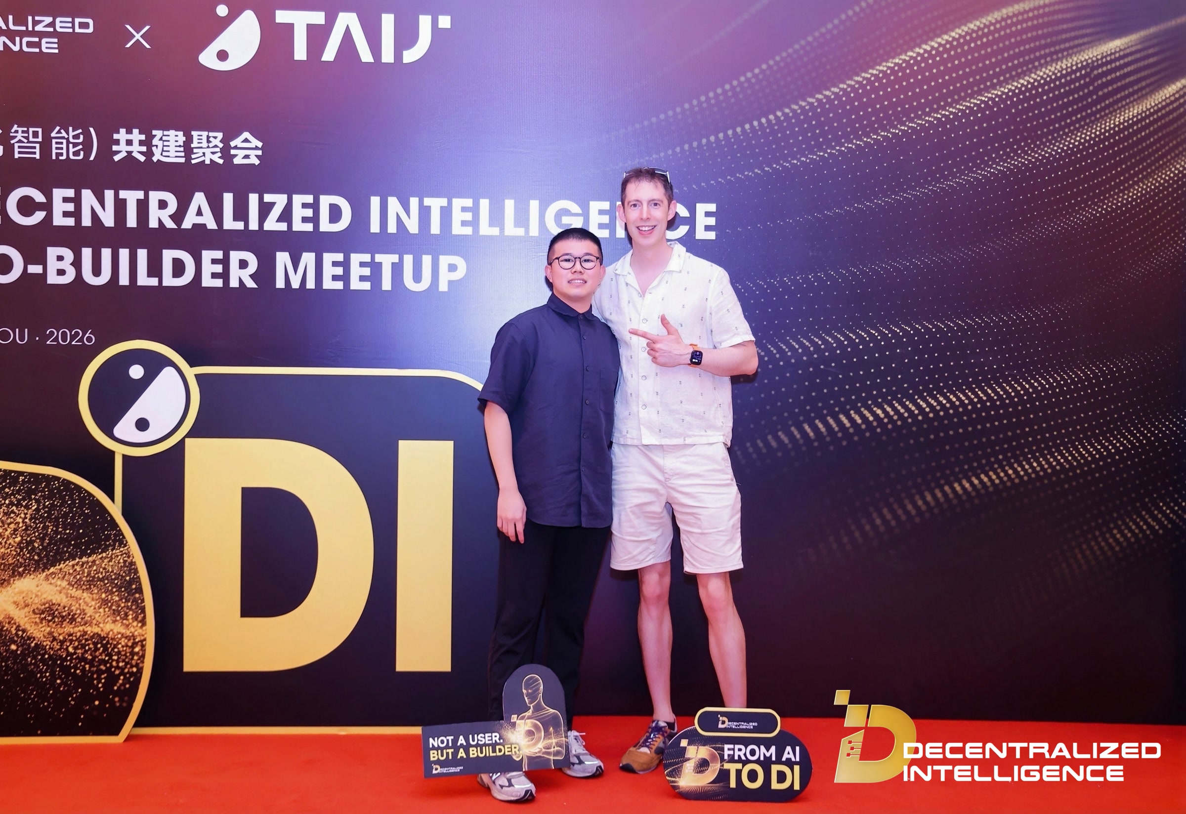 Two guests posing at the DI Co-Builder Meetup in Hangzhou.